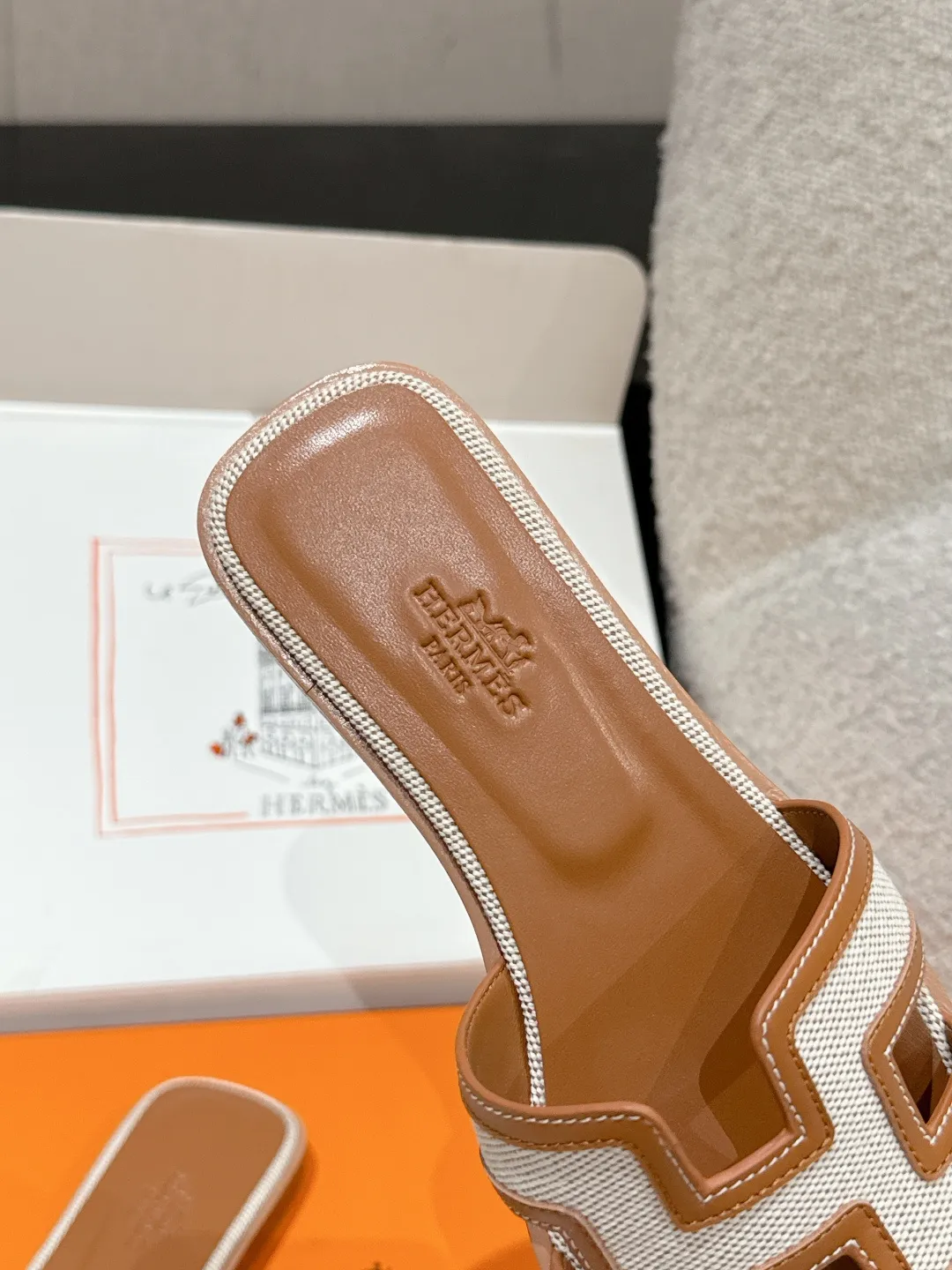 👟👟Ex-factory price 480👟👟 Women's shoes Women's clothing HERMES Oran series H classic slippers Flat slippers 2025 spring and summer latest color matching Family portrait ❤️ Original development Purchasing quality Integrated rhinestones, rivets, palm prints, graffiti, embroidery and other details make the simple H slippers new! Add more matching possibilities! The basic colors and this year’s hot new colors are all with your eyes closed. A must-have item for H fans in summer❤️Every color is beautiful ✔️Upper: cowhide/sheep/hot diamond/denim ✔️Foot: original sheepskin ✔️Sole: Italian A-grade double-layer leather outsole ✔️Size: #35-42 (40.41.42 custom-made, non-refundable)